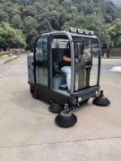 某部隊選擇揚(yáng)子全封閉駕駛式掃地車