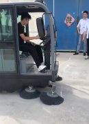 揚(yáng)子全封閉掃地車，客戶上門試機(jī)中！