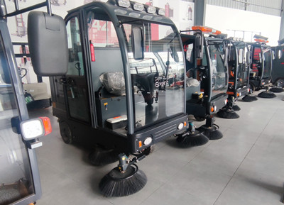 工廠車間粉塵問題嚴(yán)重可以用掃地車來(lái)解決