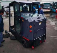 人工清掃效率低？用電動(dòng)掃地車